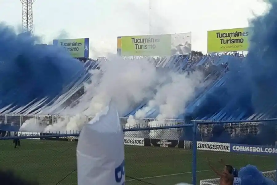 GRAN MARCO. Los hinchas de Atlético Tucumán buscarán recibir al equipo con una gran fiesta que tendrá humos 