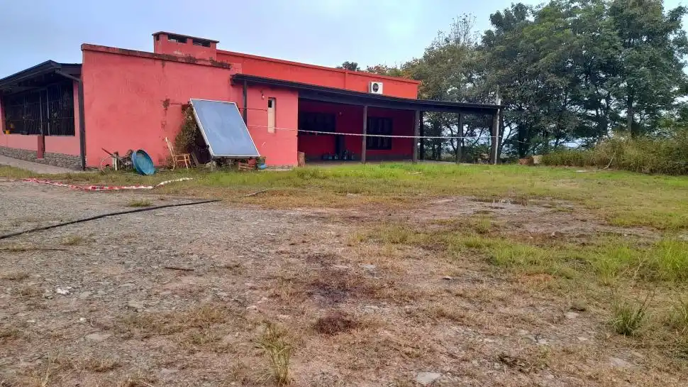 ESCENA DEL CRIMEN. La víctima estaba sin vida en el fondo del inmueble.