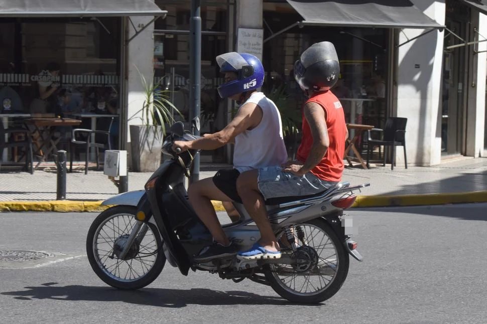 DISPOSICIÓN. Las “mototaxis” están prohibidas en la Capital desde 2002.  LA GACETA / FOTO DE ANALIA JARAMILLO