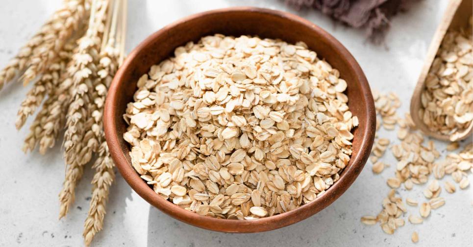 Regular consumption of oats helps reduce cholesterol and blood sugar levels, among other benefits.