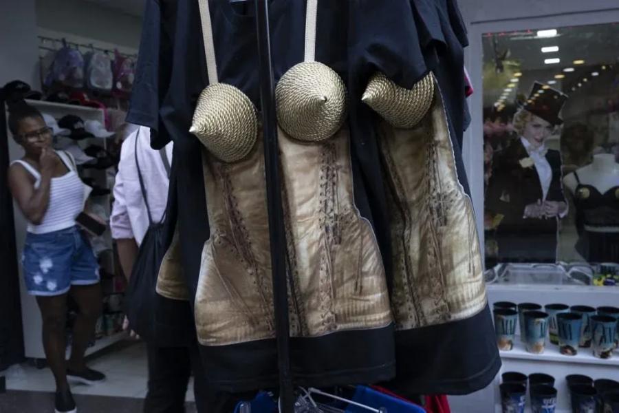 El famoso corset diseñado por Jean-Paul Gaultier en remeras