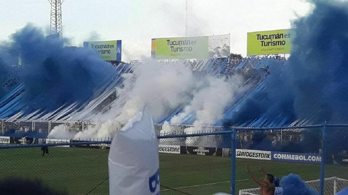 GRAN MARCO. Los hinchas de Atlético Tucumán buscarán recibir al equipo con una gran fiesta que tendrá humos 