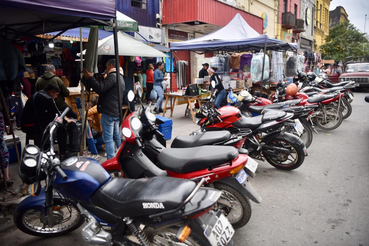 Motos, autos y sillas ocupan el espacio para los colectivos: qué pasa con los carriles exclusivos en El Bajo