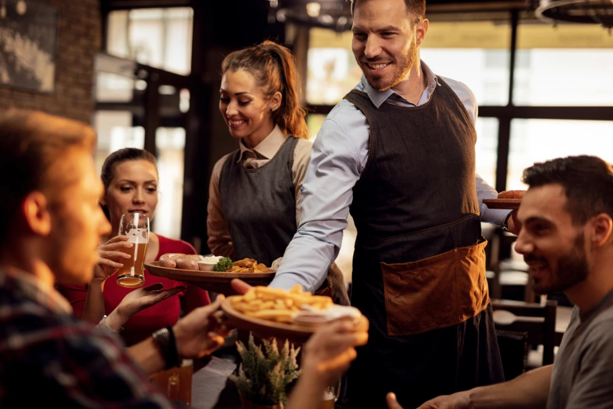 La escasez de camareros en España está mejorando las condiciones de labor./FREEPIK
