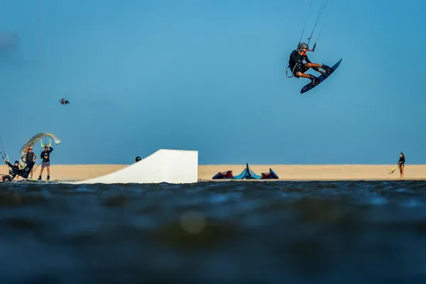 El tucumano nómade del kitesurf que desafía los límites en España