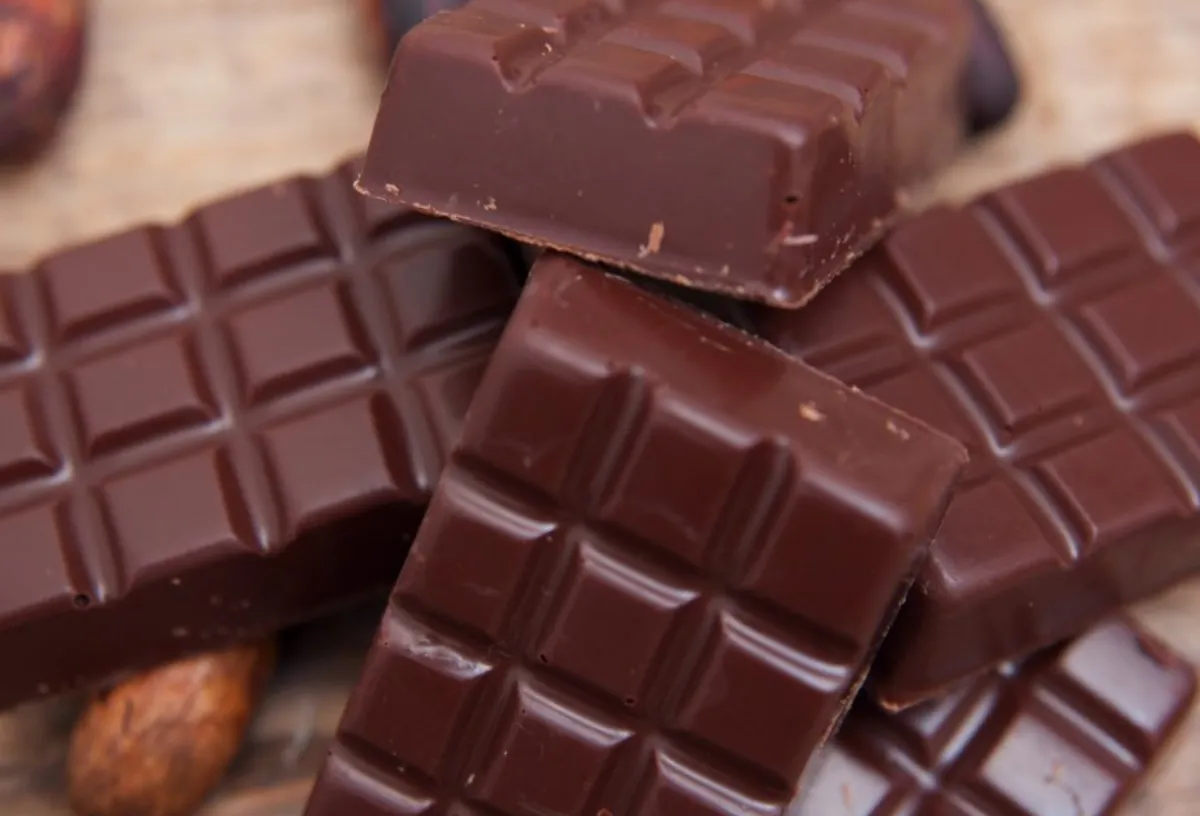 ¿Cuáles son los beneficios y los riesgos de comer chocolate?