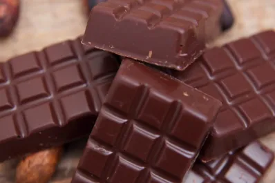 ¿Cuáles son los beneficios y los riesgos de comer chocolate?