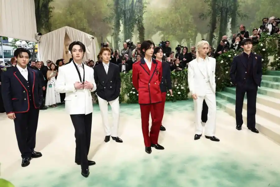 K-POP. La banda coreana Stray Kids se presentó con trajes de Tommy Hilfiger.