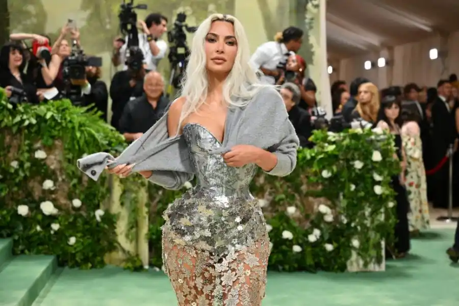 ENFUNDADA. Kim Kardashian se puso un apretado corsé plateado de hojas.