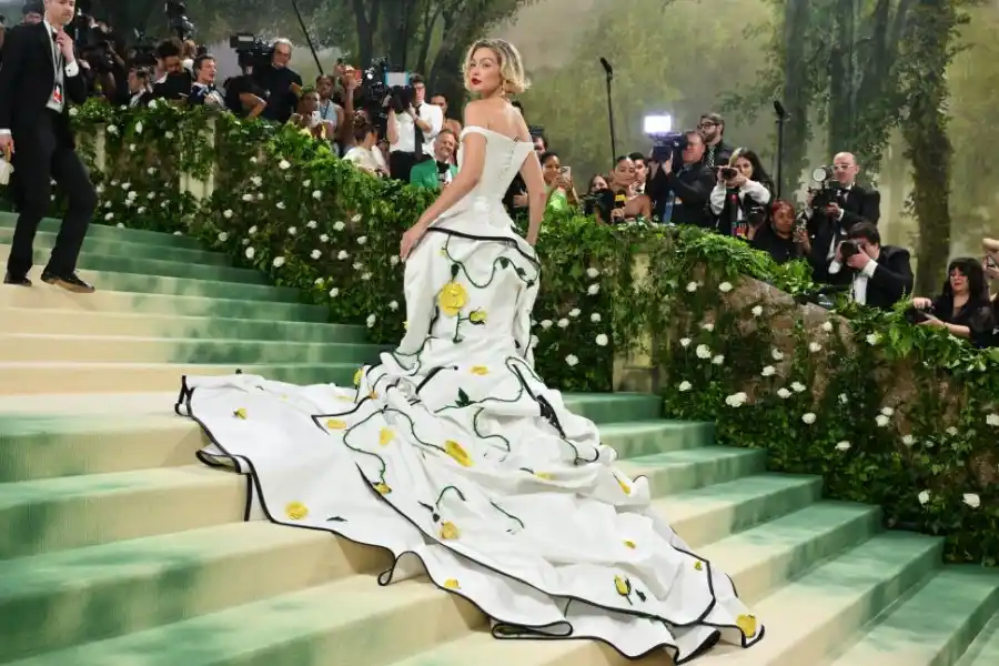 ESPECTÁCULO EN SÍ MISMO. Gigi Hadid, con un vestido de Thom Browne.