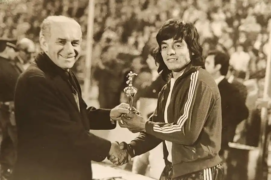 RECONOCIMIENTO. En un amistoso entre la Selección juvenil y Atlético, Quinteros fue reconocido; Manuel Giudice, DT del 