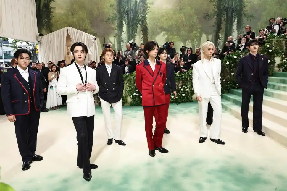 K-POP. La banda coreana Stray Kids se presentó con trajes de Tommy Hilfiger.