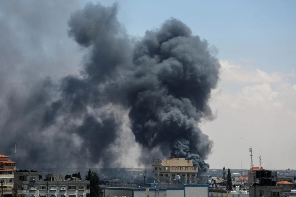 ATAQUE. Las columnas de humo se levantan en la parte este de Rafah, después de un bombardeo israelí. 