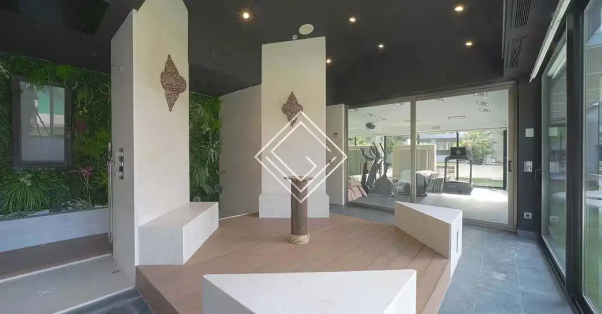 Piscina, jacuzzi y un patio gigante: la multimillonaria mansión que Kylian Mbappé compraría en Madrid