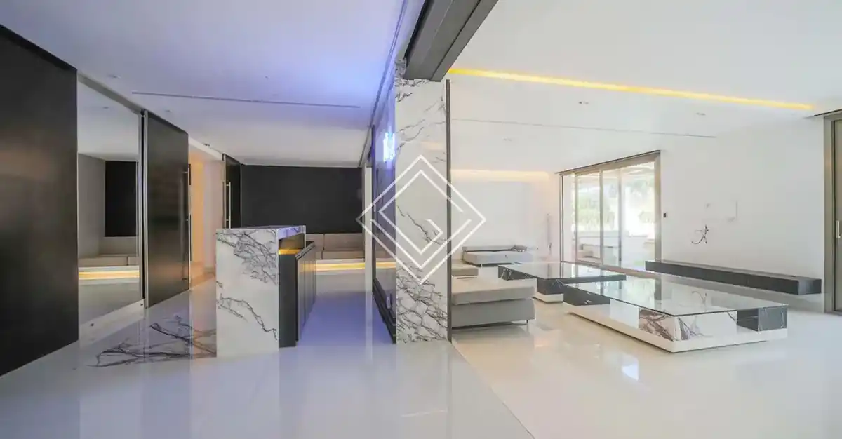 Piscina, jacuzzi y un patio gigante: la multimillonaria mansión que Kylian Mbappé compraría en Madrid