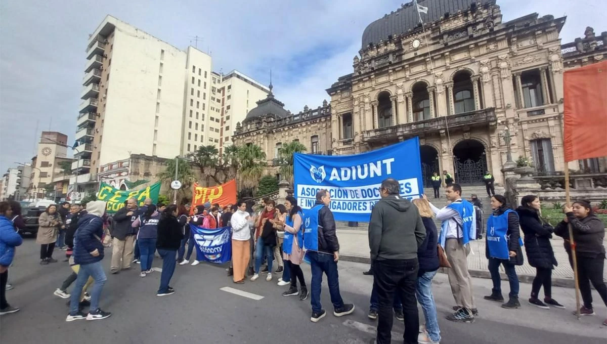 FRENTE A CASA DE GOBIERNO. Organizaciones sociales, partidos políticos y sindicalistas se manifestaron en plaza Independencia. LA GACETA / FOTO DE ANALÍA JARAMILLO