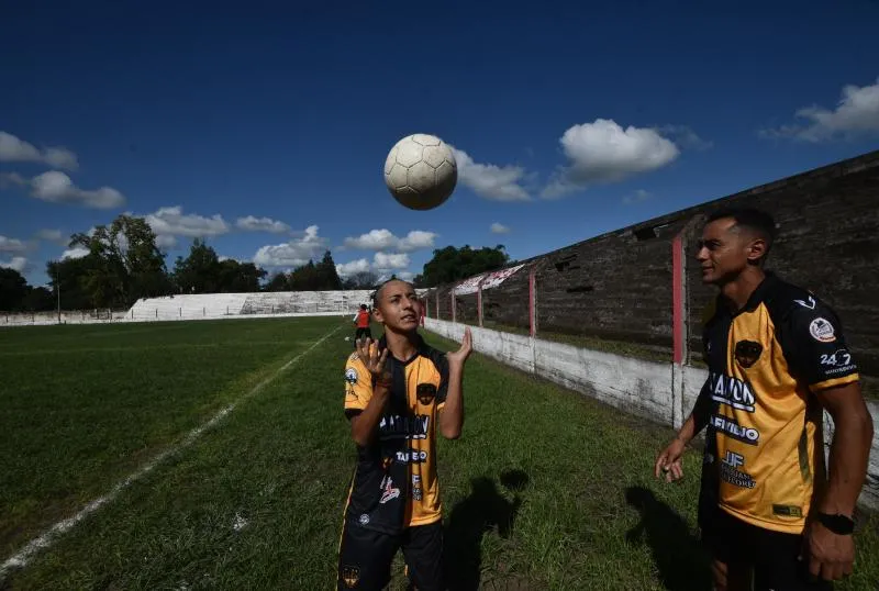 Son padre e hijo, comparten plantel en el club de sus amores y compiten por un puesto entre los titulares