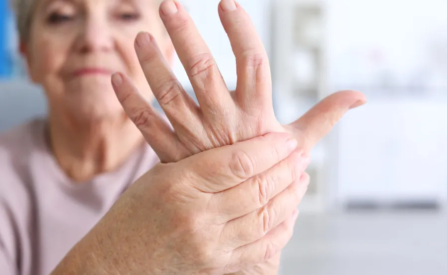 Artritis: ¿qué provoca el dolor en las articulaciones de las personas mayores durante el frío?