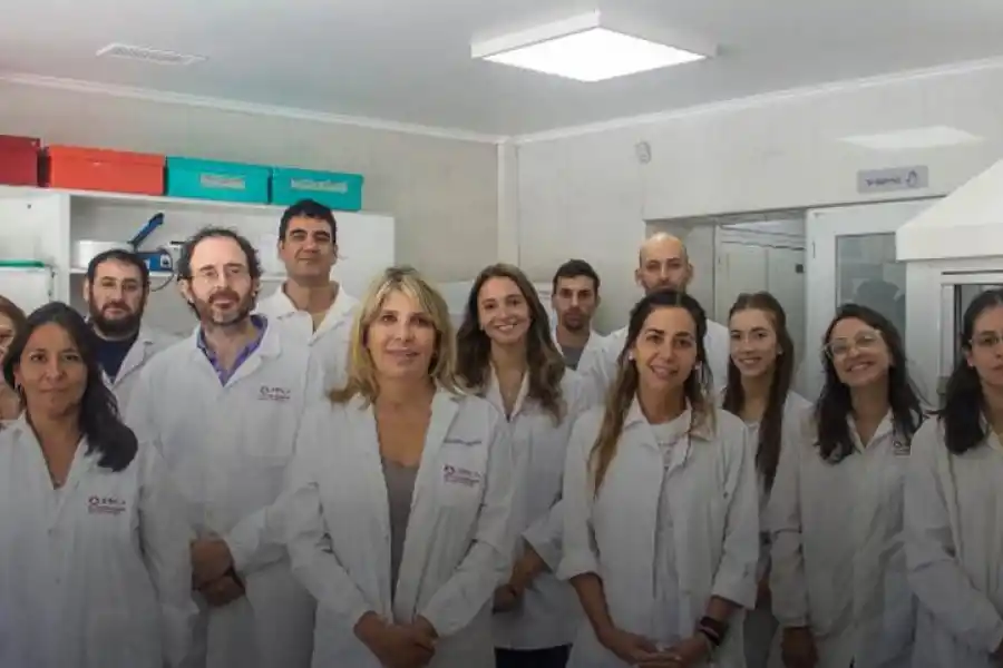IMPULSORA. Rosana Chehín junto a sus colaboradores y alumnos.