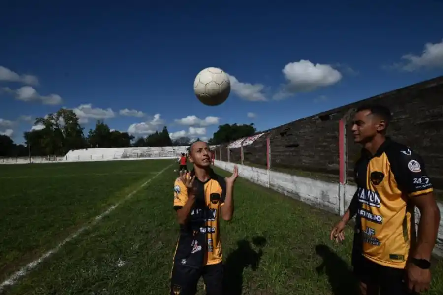 Son padre e hijo, comparten plantel en el club de sus amores y compiten por un puesto entre los titulares