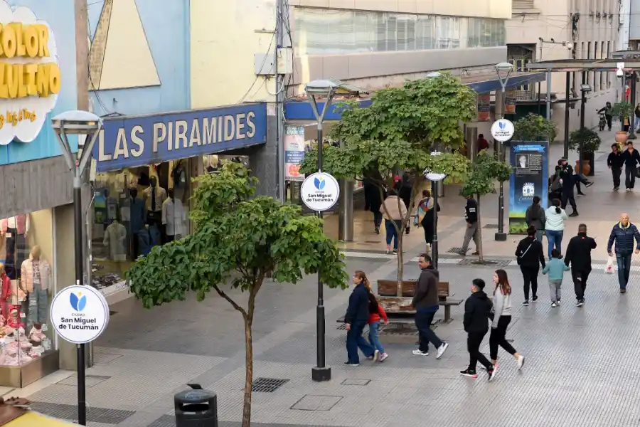 El paro en el microcentro tucumano: poco movimiento, pero con los negocios abiertos