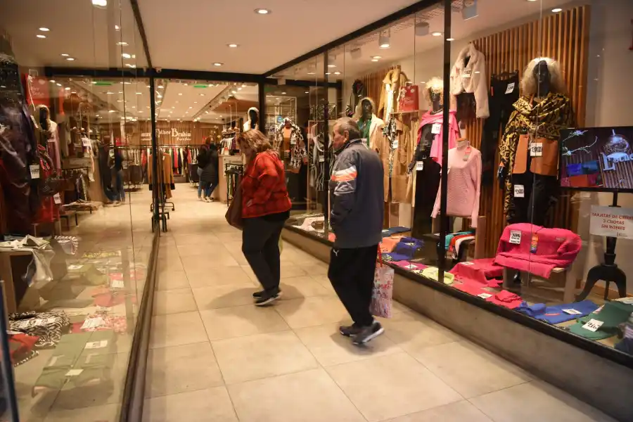 El paro en el microcentro tucumano: poco movimiento, pero con los negocios abiertos