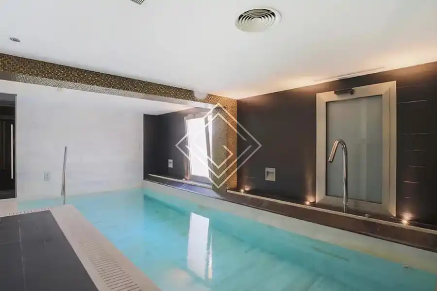 Piscina, jacuzzi y un patio gigante: la multimillonaria mansión que Kylian Mbappé compraría en Madrid