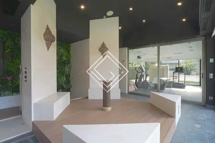 Piscina, jacuzzi y un patio gigante: la multimillonaria mansión que Kylian Mbappé compraría en Madrid