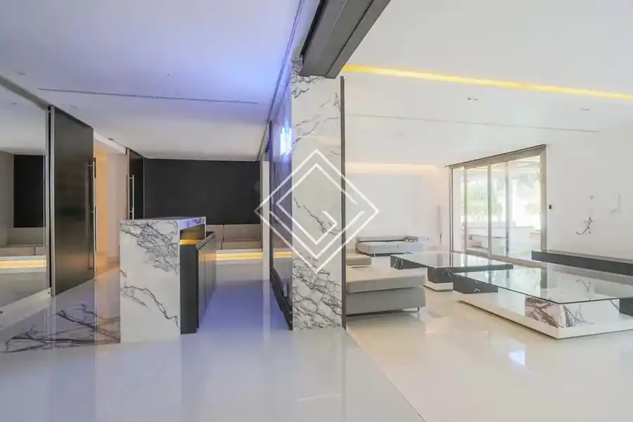 Piscina, jacuzzi y un patio gigante: la multimillonaria mansión que Kylian Mbappé compraría en Madrid