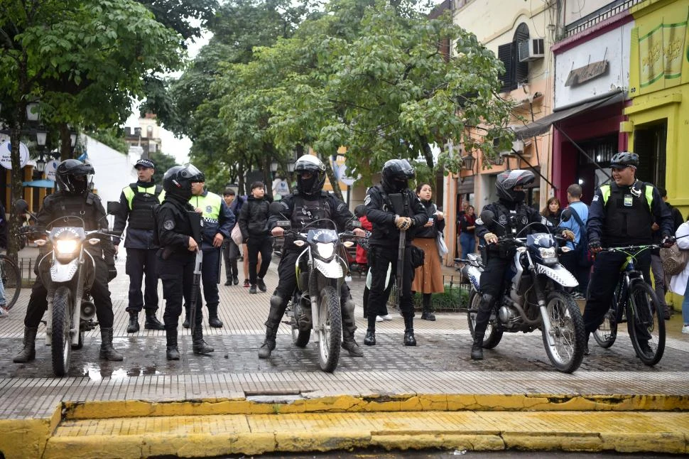 PREPARADOS PARA ENTRAR EN ACCIÓN. Un grupo de policías estuvo en la peatonal Muñecas montando guardia. 