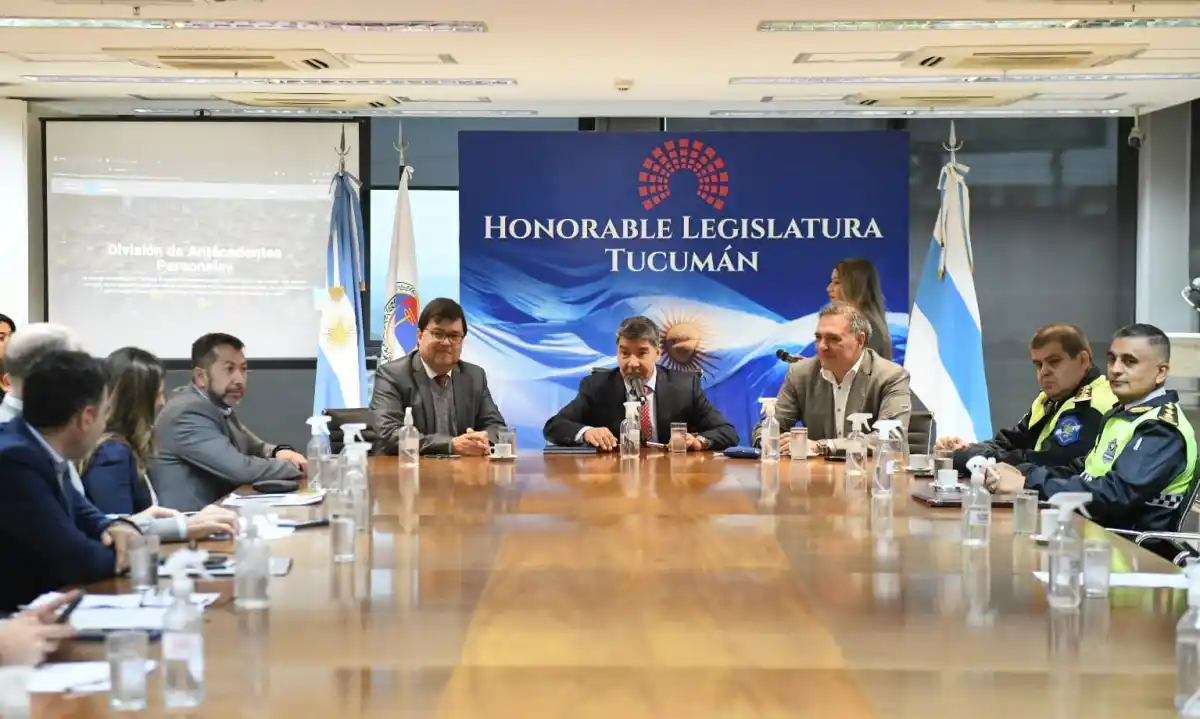 EN LA LEGISLATURA. El ministro Agüero Gamboa expuso ante la comisión de Seguridad, con la participación del vicegobernador Miguel Acevedo. Foto de Prensa HLT