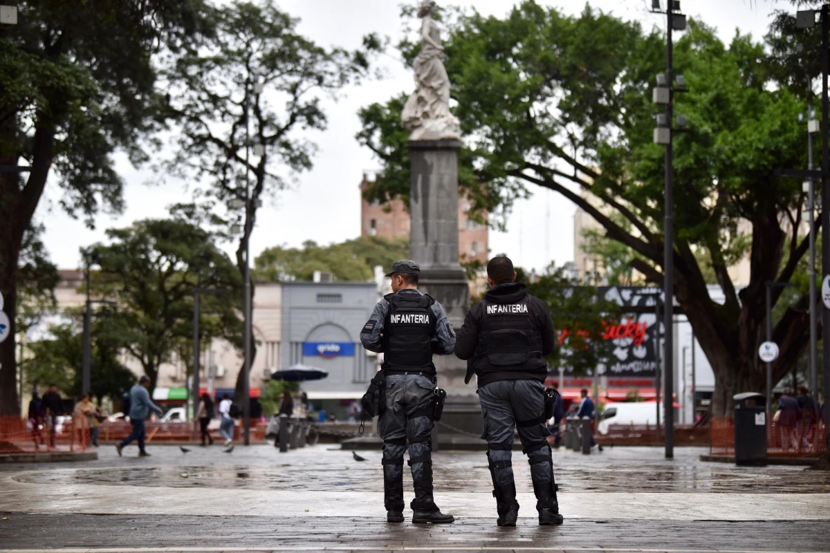 OPERATIVOS POLICIALES. Efectivos custodian la plaza para evitar peleas callejeras entre jóvenes. Foto de LA GACETA / Por Inés Quinteros Orio