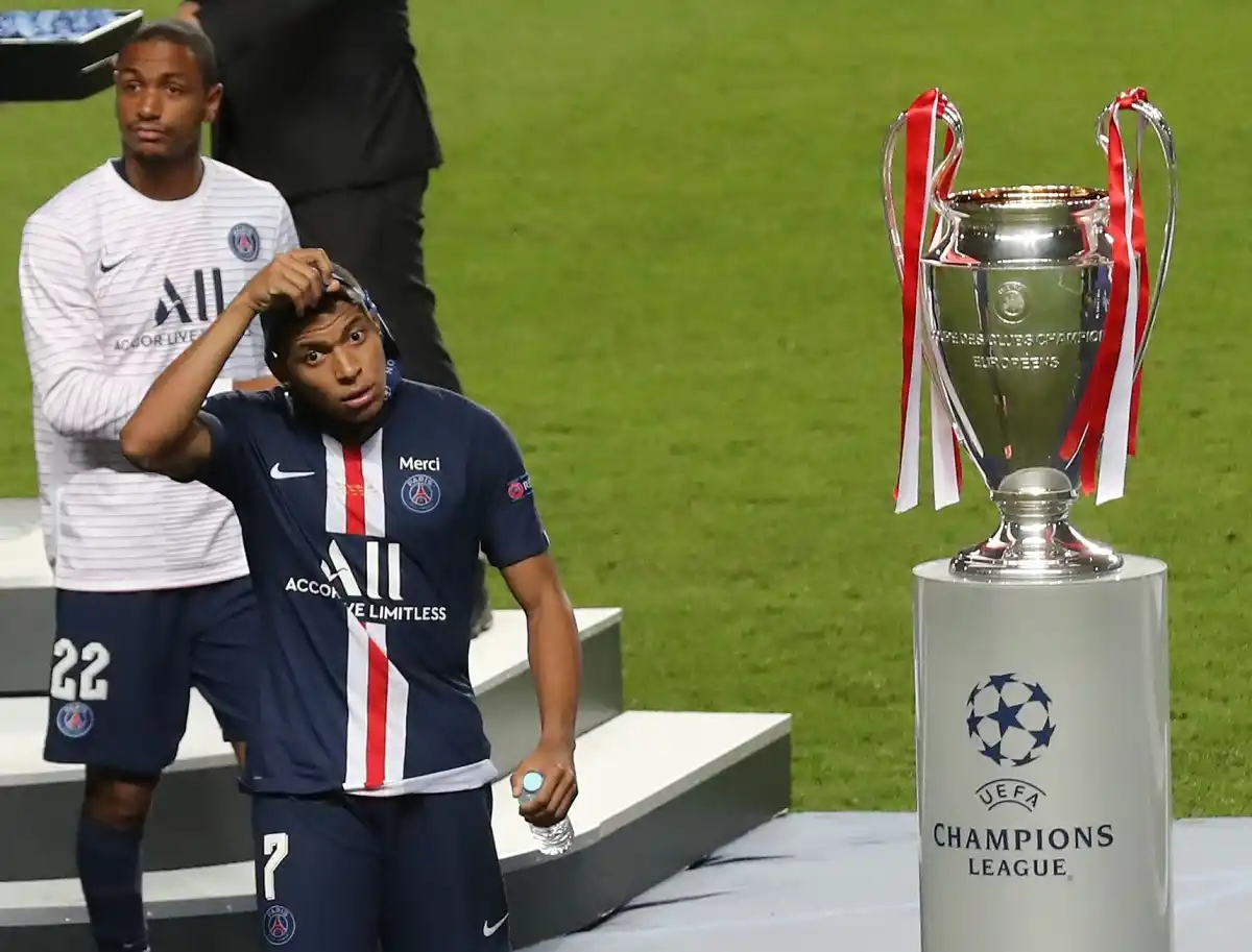 NO LO PUEDE CREER. Mbappé perdió la final de la Champions 2021, en manos de Bayern Munich. 