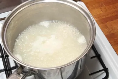 ¿Por qué deberías empezar a tomar agua de arroz? Conocé 10 beneficios