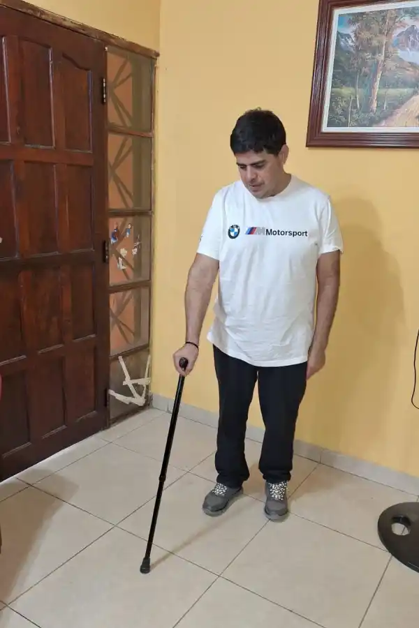 VOLVER A CAMINAR. El paciente usa un bastón para recuperarse.