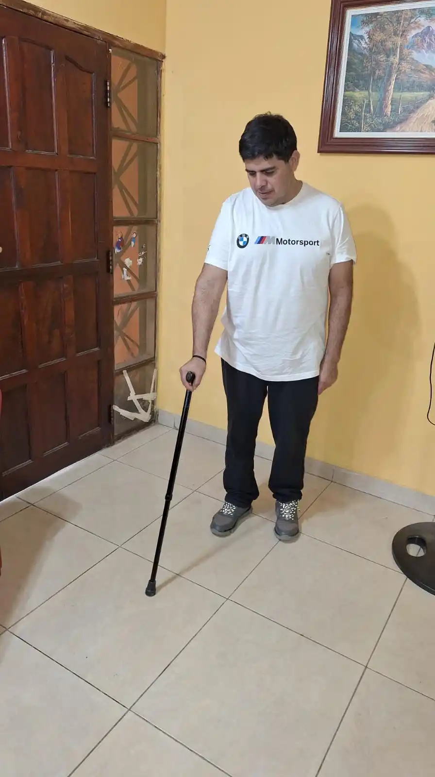 VOLVER A CAMINAR. El paciente usa un bastón para recuperarse.