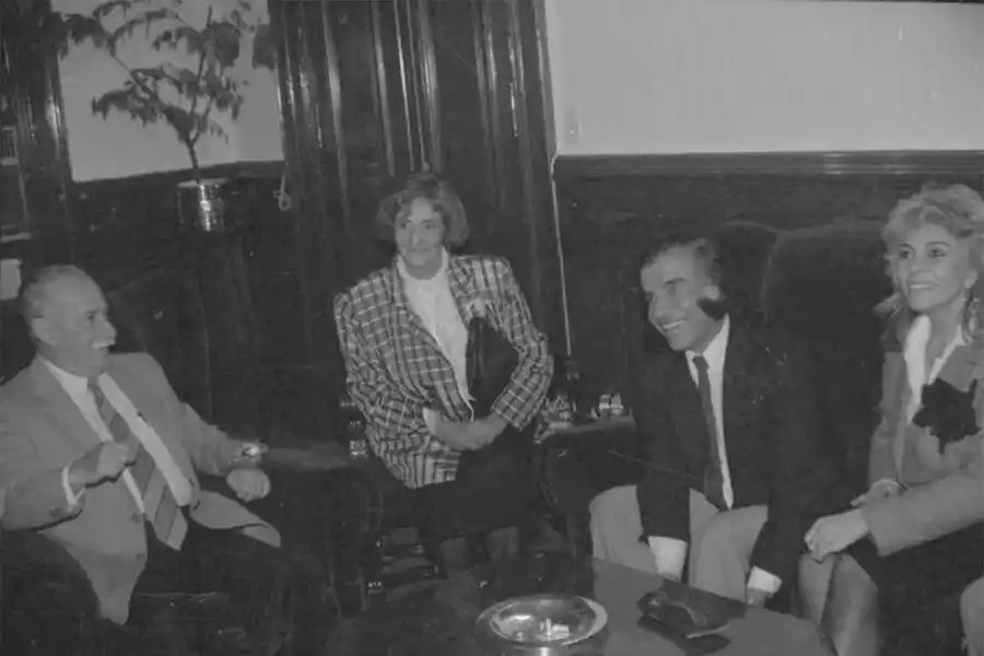 SONRIENTES. El gobernador José Domato recibe a Carlos Menem y a la primera dama, Zulema Yoma. Entre ellos, Teresa Felipe de Heredia. LA GACETA/ARCHIVO