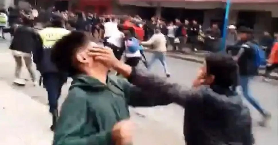 PELEAS. Estudiantes de secundaria se trenzaron a golpes en el centro. Imagen de video