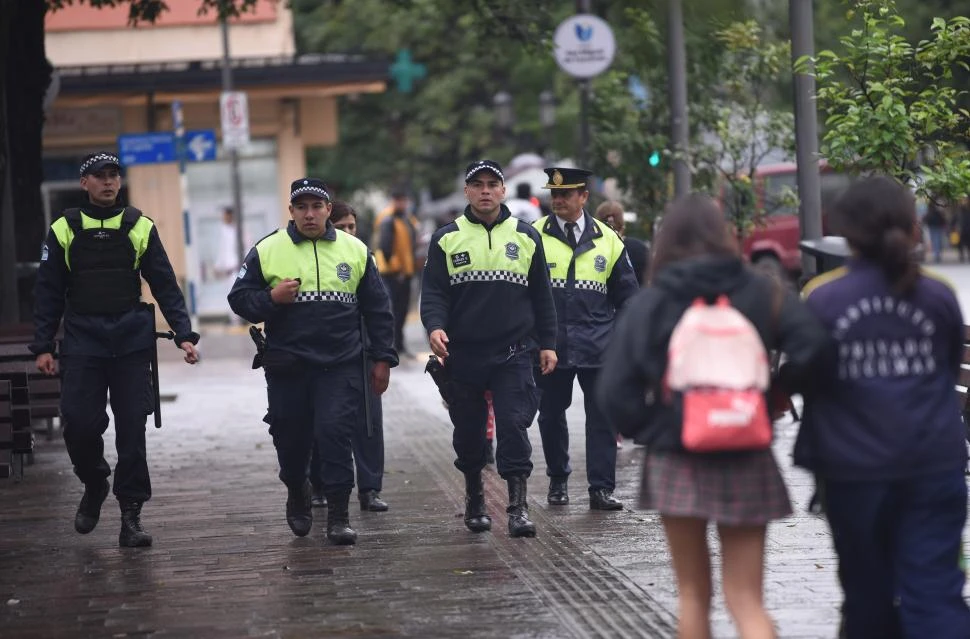TENSA CALMA. El miércoles, cuando la actividad escolar fue normal, los policías realizaron recorridos preventivos en distintos puntos de la ciudad.