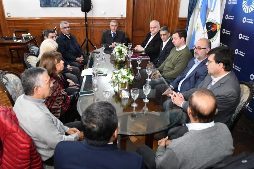 REUNIÓN. El gobernador Osvaldo Jaldo (en la punta) analizó con su gabinete la postura que tomarán ahora. 