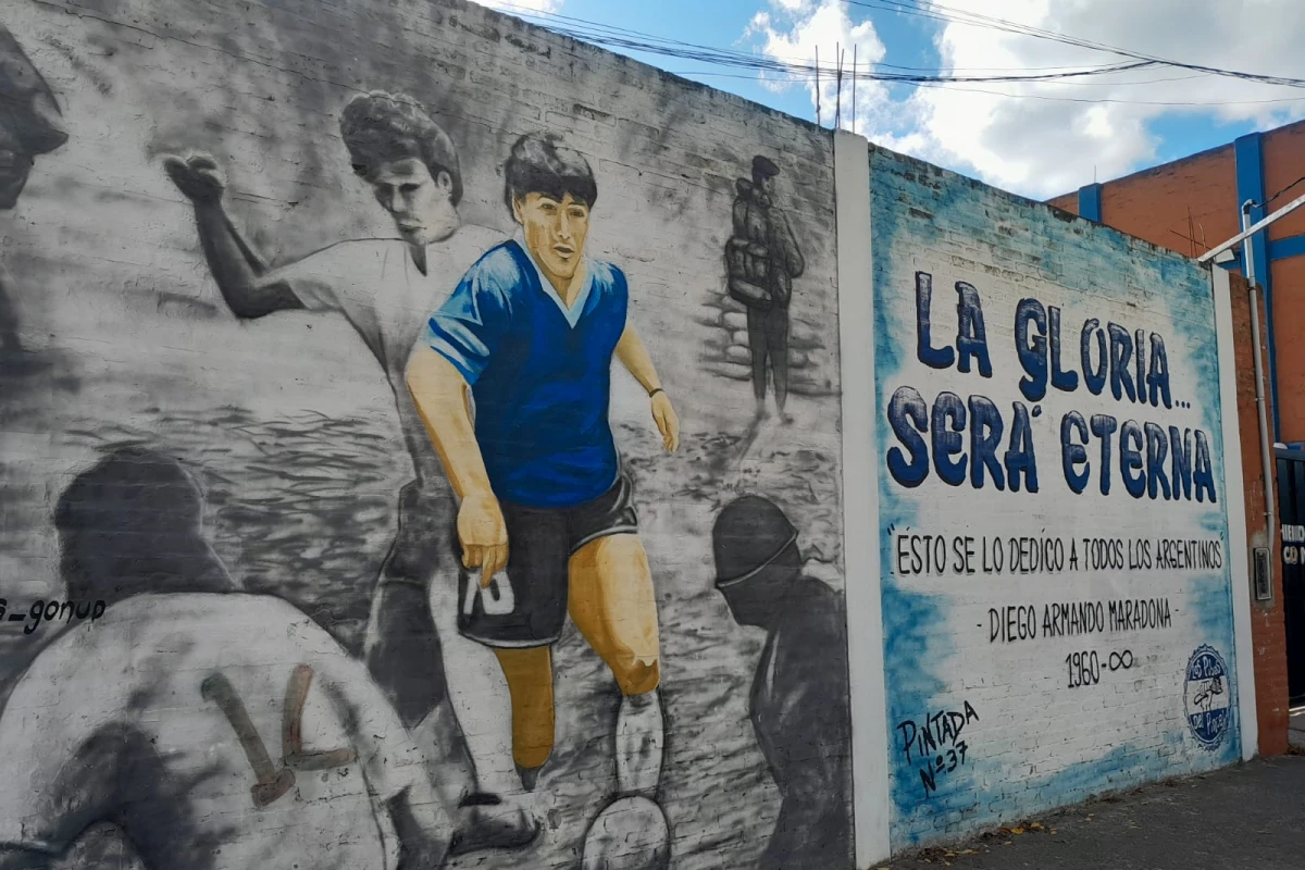 Alrededor del estadio de Tristán Suárez, hay murales en honor a la gesta de la Selección de 1986.
