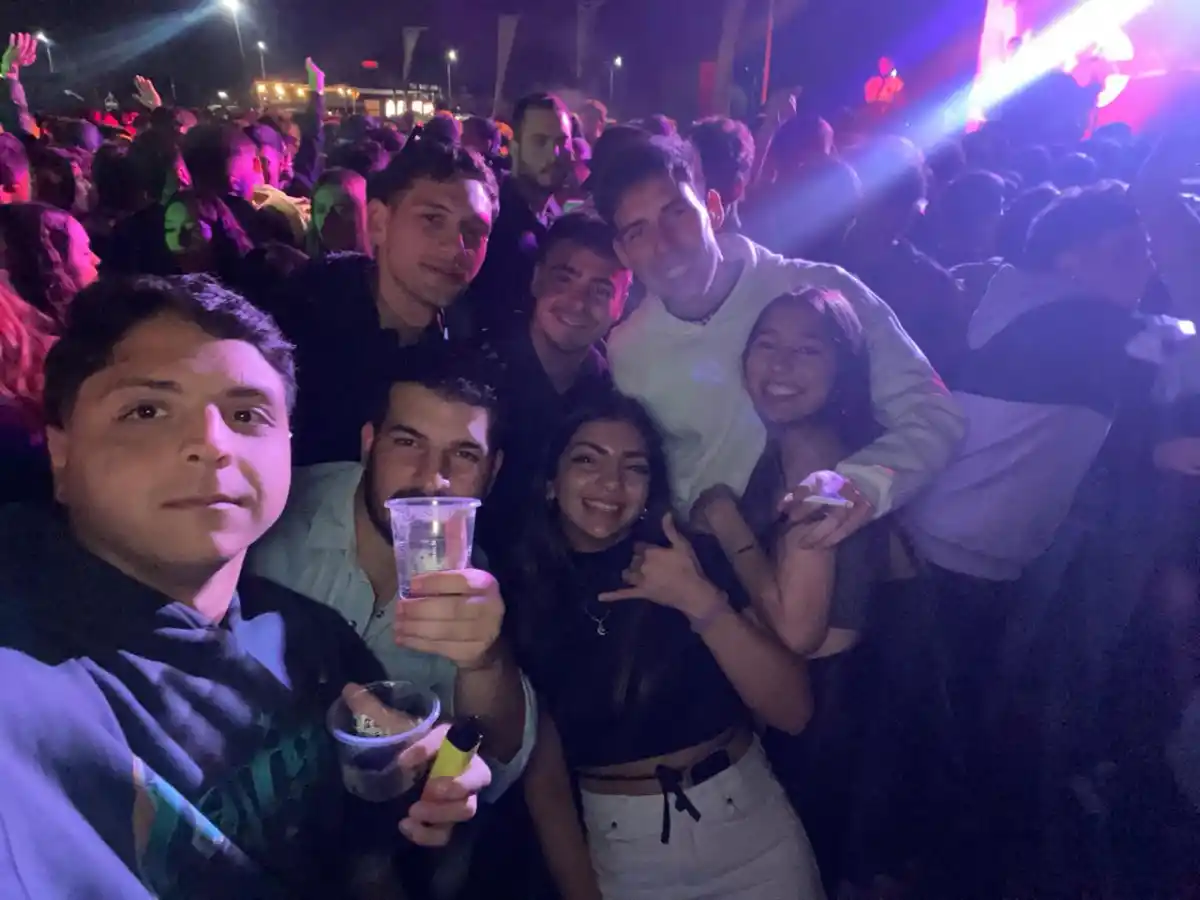 ASÍ EMPEZÓ LA HISTORIA. La selfi en Las Cañas que cambió el destino de dos jóvenes. / GENTILEZA DE CAMILA SÁNCHEZ