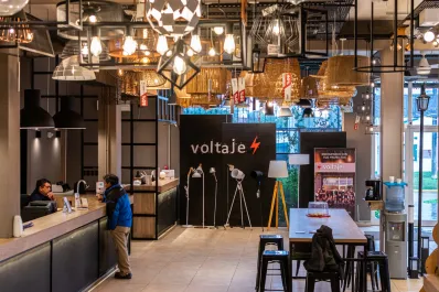 En Voltaje materiales eléctricos e iluminación están enchufados con tus proyectos