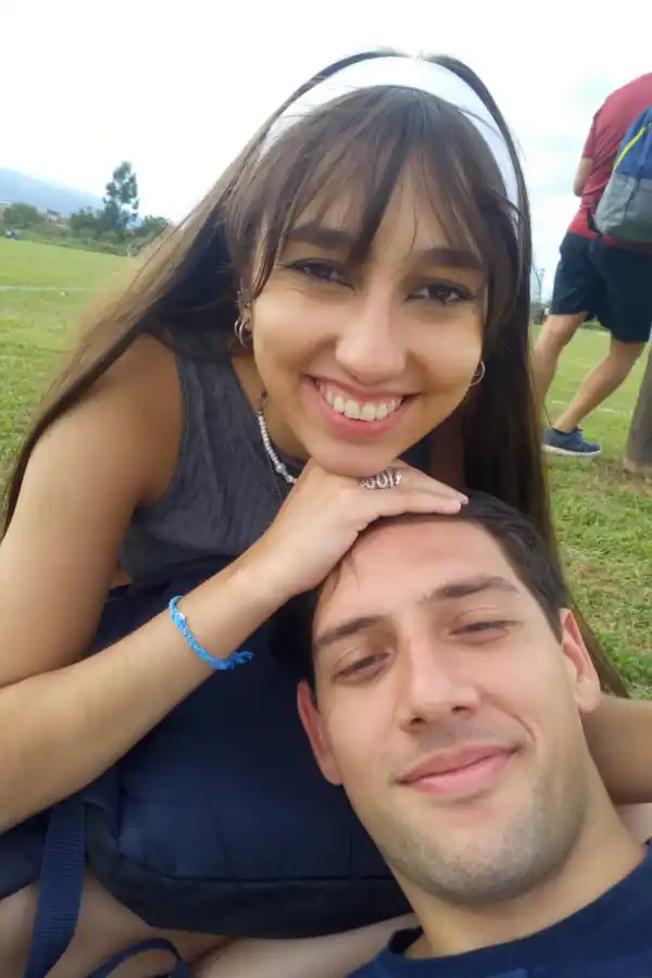 JUNTOS EN EL PREDIO DE LA PERÓN. Sánchez y Álvarez siguen yendo juntos a ver partidos en Las Cañas. / GENTILEZA DE CAMILA SÁNCHEZ