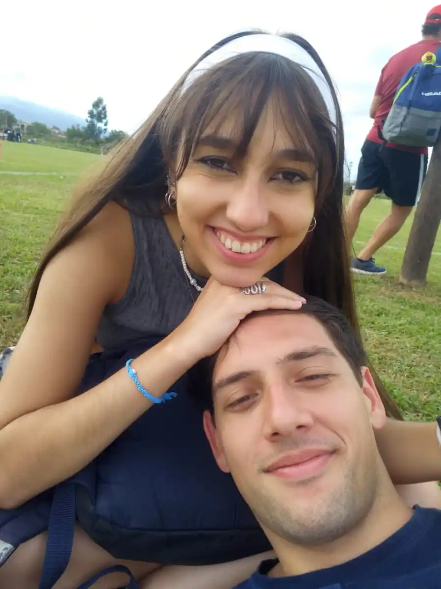 JUNTOS EN EL PREDIO DE LA PERÓN. Sánchez y Álvarez siguen yendo juntos a ver partidos en Las Cañas. / GENTILEZA DE CAMILA SÁNCHEZ