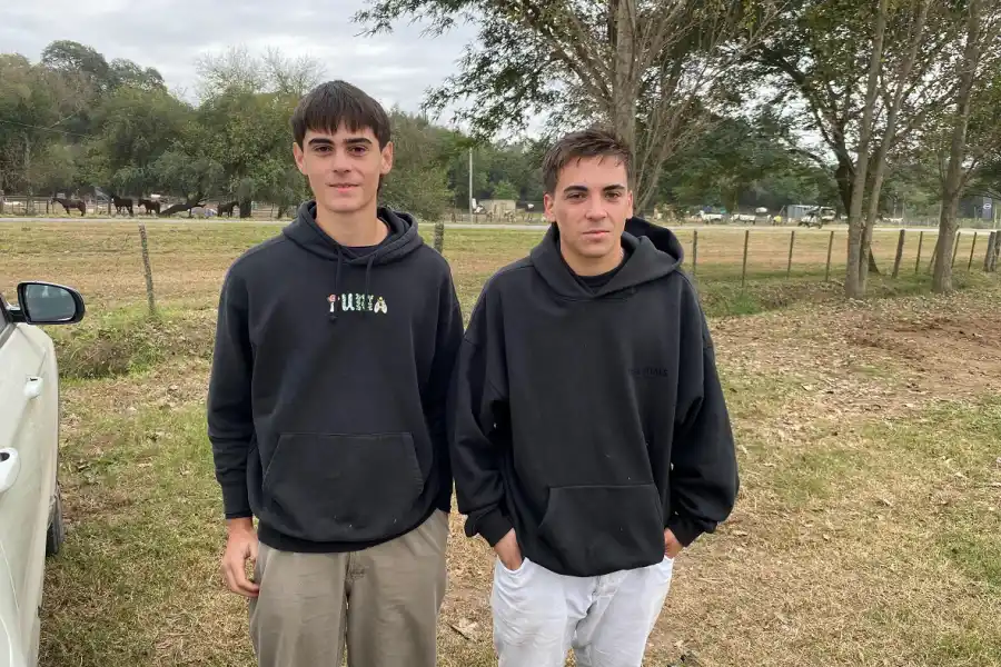 FELICES. Luciano Paz Posse posa junto a su hermano Marcos. 