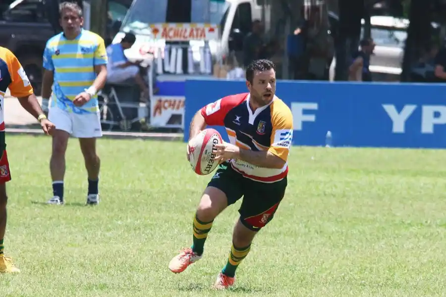 OVALADA DOMINADA. Chehin sigue disfrutando del rugby, con la camiseta de Old Virgins. 