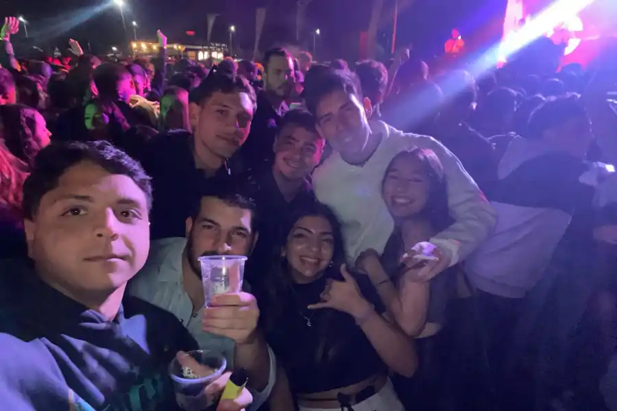 ASÍ EMPEZÓ LA HISTORIA. La selfi en Las Cañas que cambió el destino de dos jóvenes. / GENTILEZA DE CAMILA SÁNCHEZ