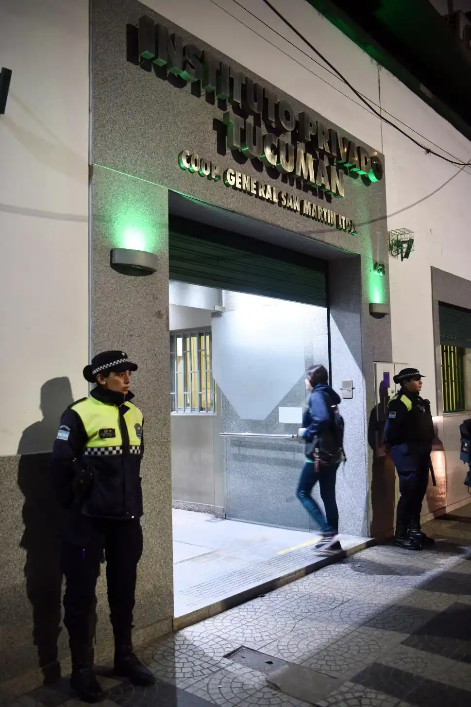 SEGURIDAD. La Policía marcó presencia en las escuelas y colegios.