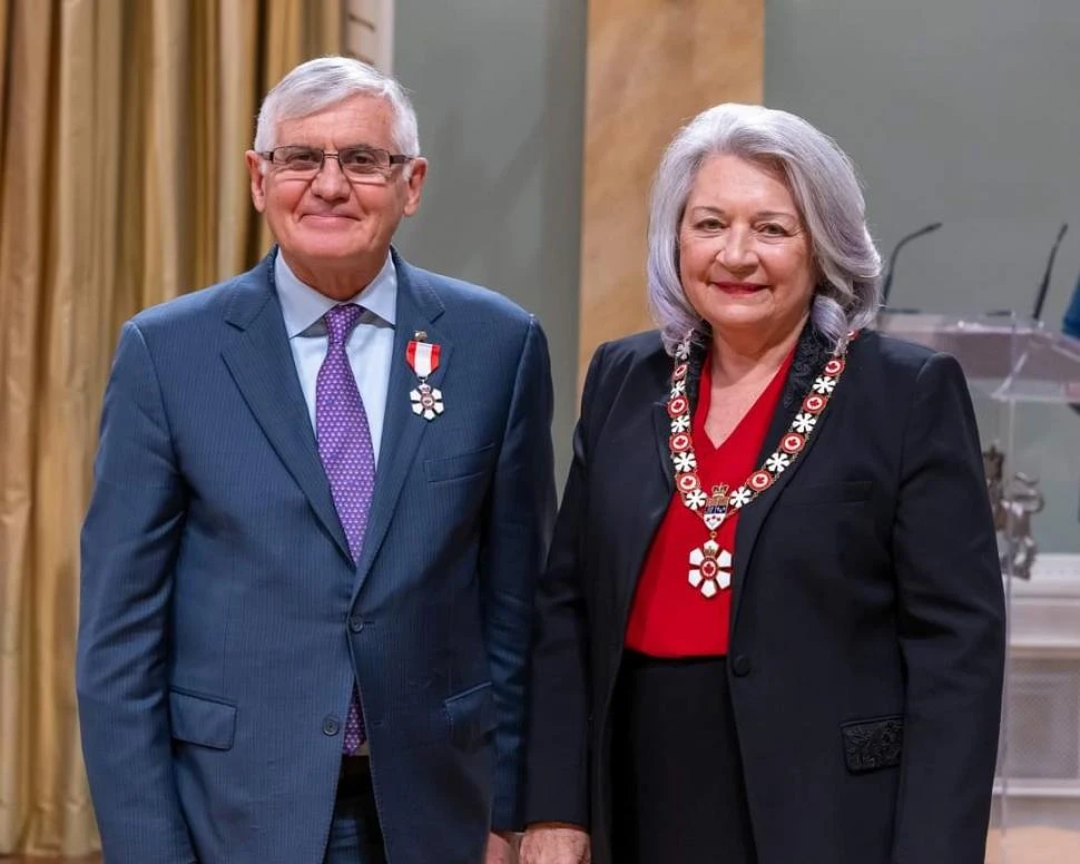 DISTINCIÓN. David Nicholas Rush luce su Orden de Canadá junto a la Gobernadora General, Mary Simons.